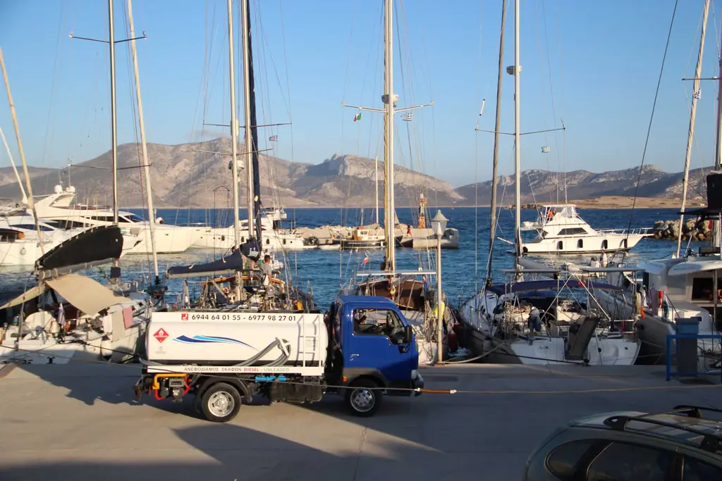 Ιστιοφόρα και σκάφη δεμένα στο λιμάνι των Κουφονησίων, με το βυτιοφόρο ανεφοδιασμού στην προβλήτα